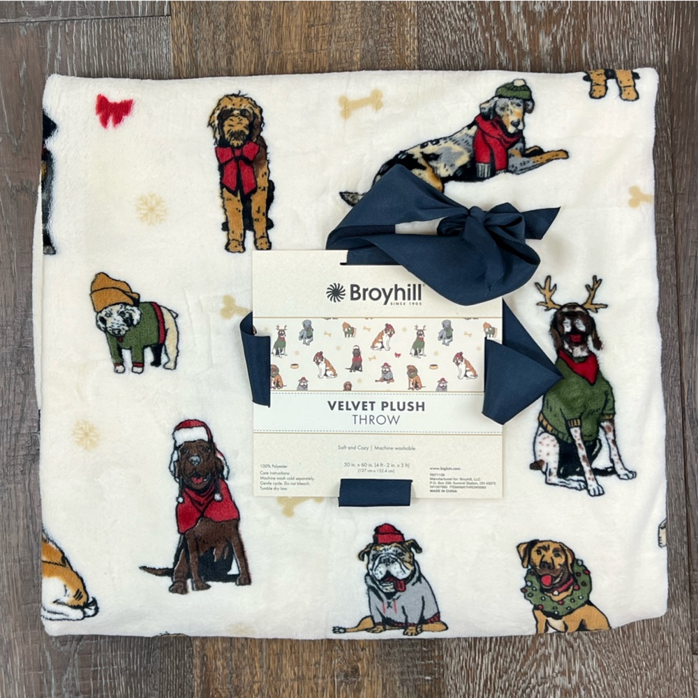 Broyhill  - ‘Christmas Dogs’ plush throw. 50” x 60”. NWT. Last one!